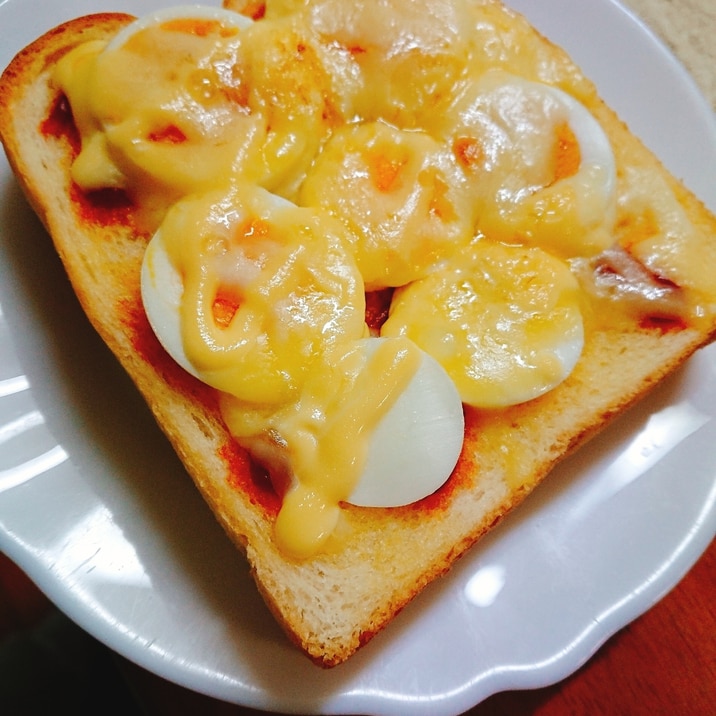 ゆで卵とチーズのオープントースト